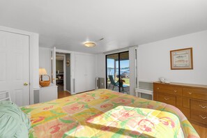 Free WiFi, bed sheets - Roger's Cabin - Perfect family waterfront vacation cabin! (Gravois Mills)