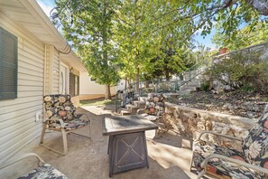 Terrace/patio - Roger's Cabin - Perfect family waterfront vacation cabin! (Gravois Mills)