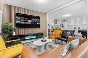 Télévision, cheminée, espaces bureaux