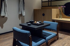 Decoración personalizada, muebles diferentes y escritorio 