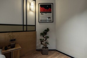 Standard | ห้องพักตกแต่งอย่างมีเอกลักษณ์, ตกแต่งพิเศษโดยเฉพาะ, โต๊ะทำงาน