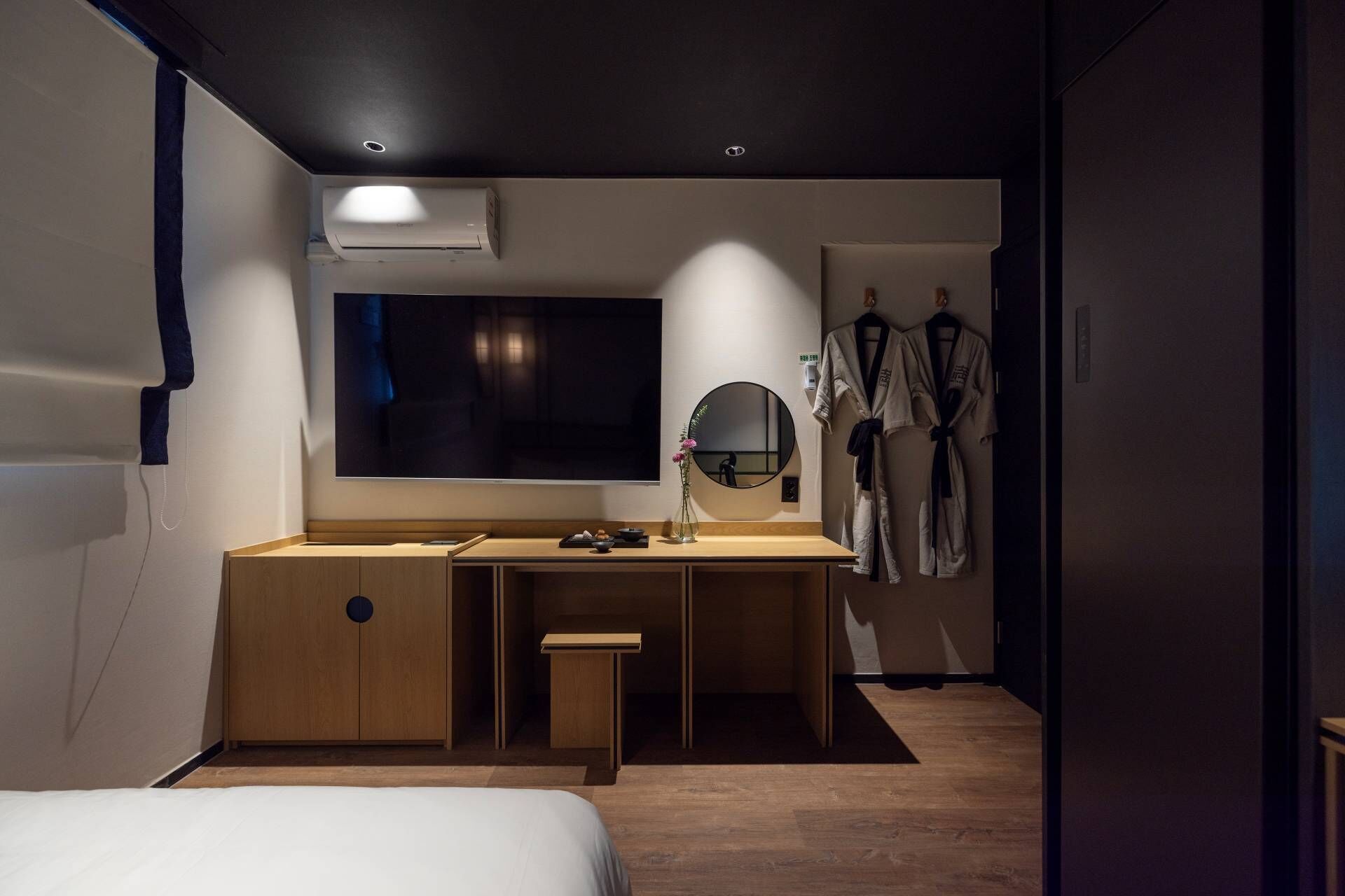 Decoración personalizada, muebles diferentes y escritorio 