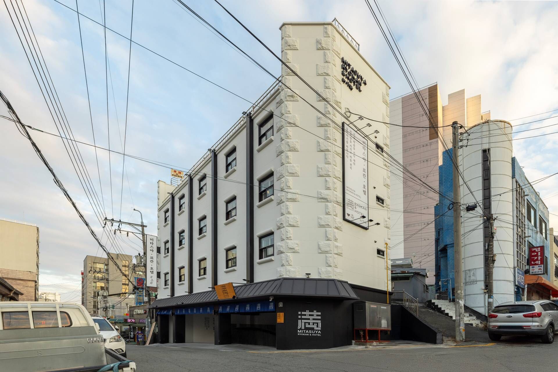 Un edificio con un letrero que dice 'Mitsuya Ryokan & Hotel'.