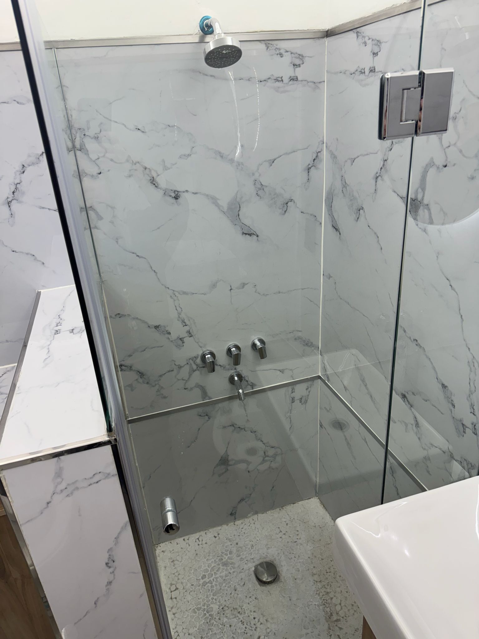 Bidet, serviettes fournies, savon, shampoing