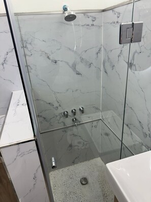 Bidet, toallas, jabón, shampoo