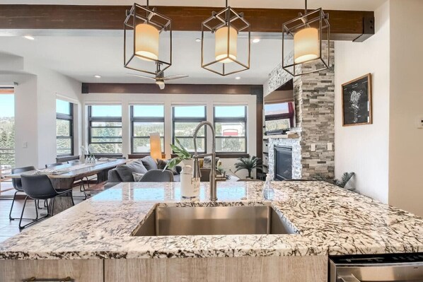 Interior - AC in Downtown 2/2 with Mountain Views and easy access! (Winter Park)