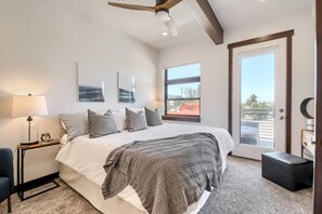 2 bedrooms, desk, WiFi, bed sheets - AC in Downtown 2/2 with Mountain Views and easy access! (Winter Park)