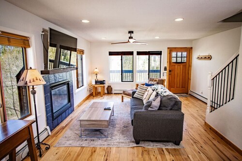 Elk Run half Duplex with views!