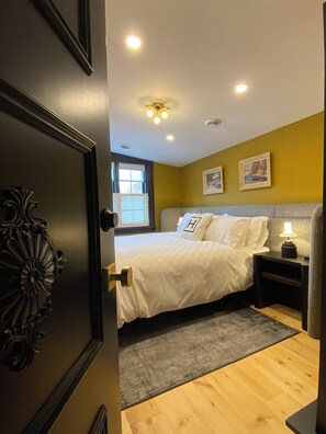 Een bureau, gratis wifi, beddengoed