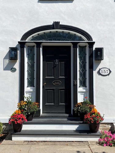 Unparalleled comfort - 2 BR Upper East Suite at Hattan House Boutique Hotel B&B