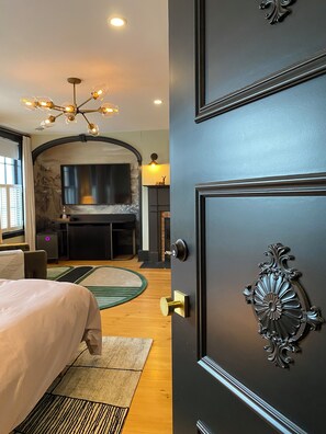 Desk, free WiFi, bed sheets - Unparalleled comfort - The Chelsea at Hattan House Boutique Hotel B&B (Niagara-on-the-Lake)
