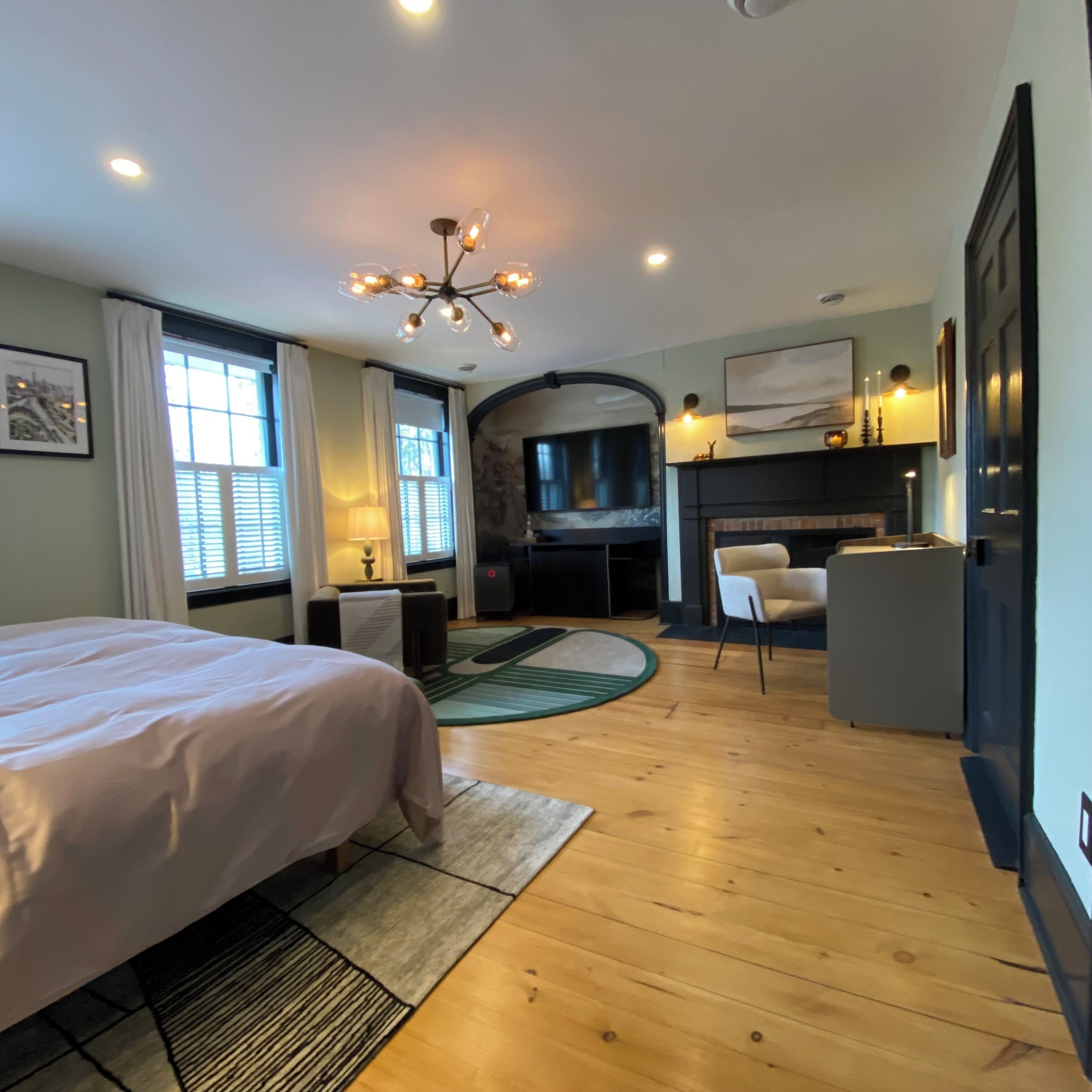 Skrivebord, wi-fi (inkludert) og sengetøy