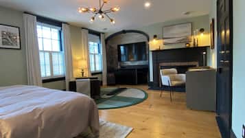 Skrivebord, wi-fi (inkludert) og sengetøy