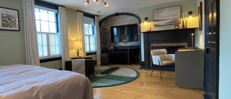 Skrivebord, wi-fi (inkludert) og sengetøy