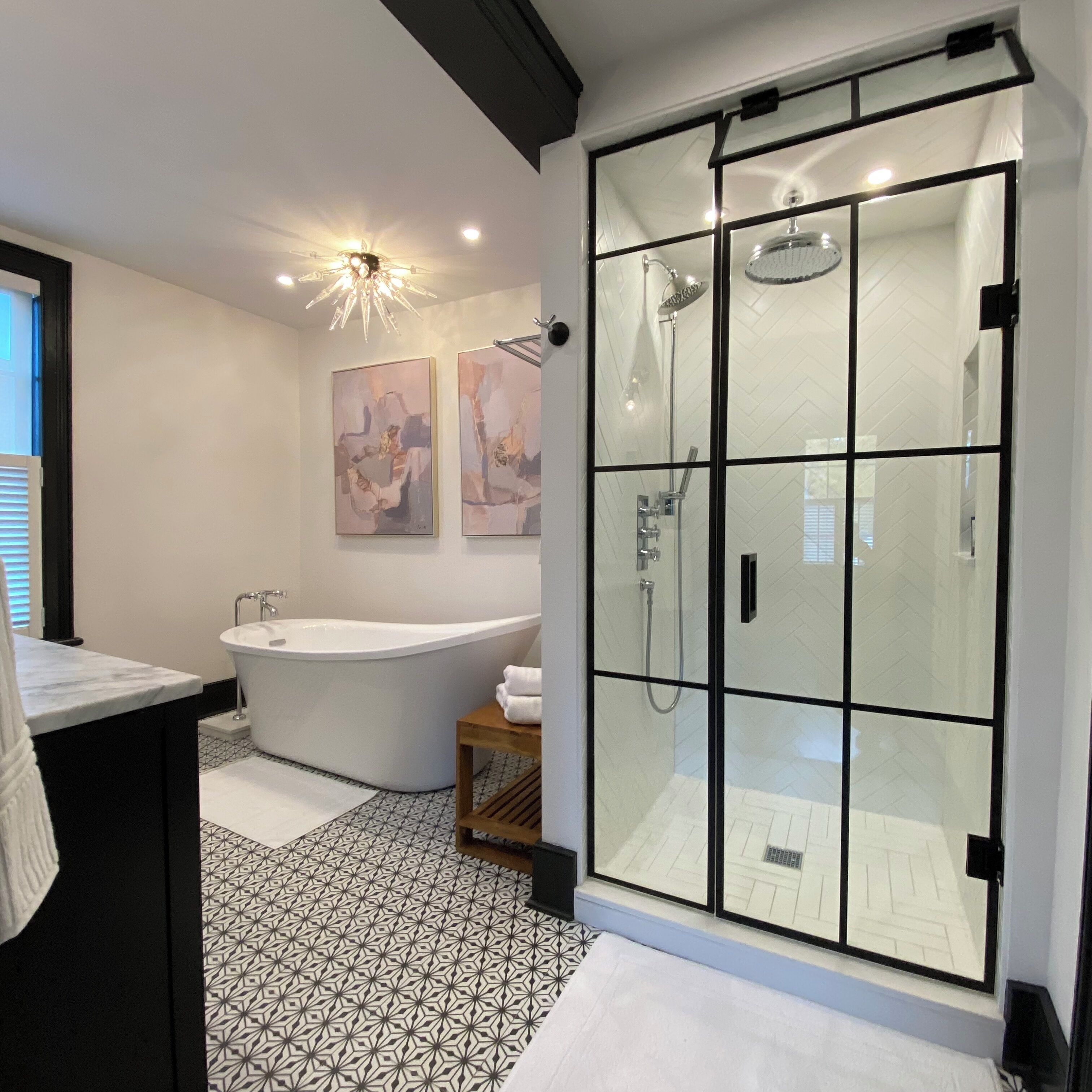 Dusj, miljøvennlige toalettsaker, hårføner og håndklær