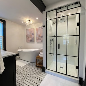 Een douche, milieuvriendelijk toiletgerief, een haardroger, handdoeken