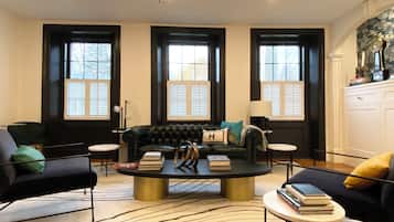 Een smart-tv, boeken en een printer