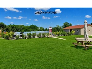 Outdoor dining - The Peregrine Falcon. Self-catering cottage, halfway between Lacs d'Orient and Lac du Der (Joncreuil)