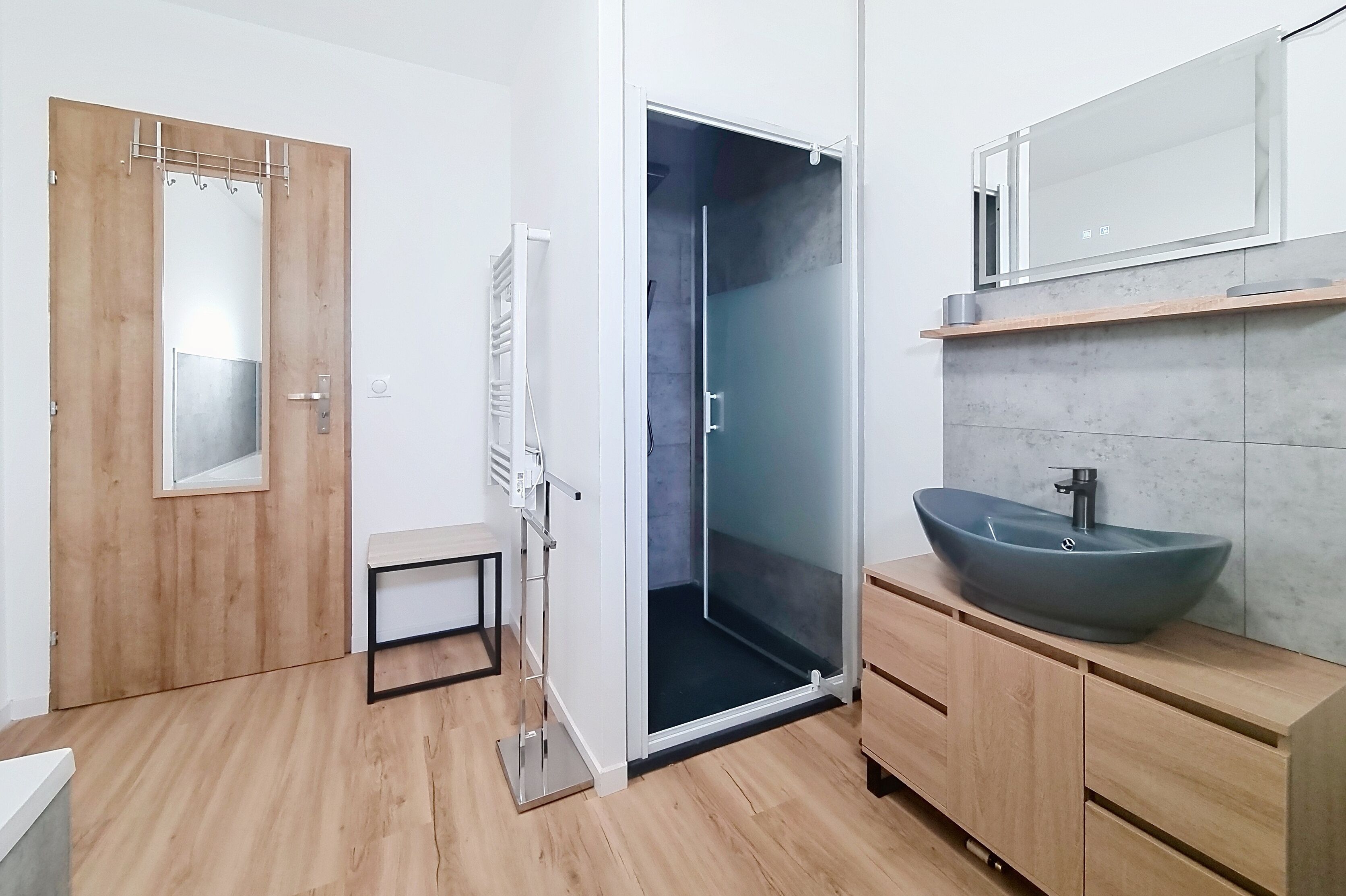 淋浴设施、吹风机、毛巾、卫生纸