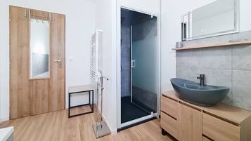 Een douche, een haardroger, handdoeken, toiletpapier