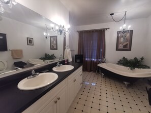 Bruser, hårtørrer, håndklæder, Sæbe