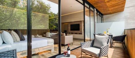 Desk, iron/ironing board, WiFi, bed sheets