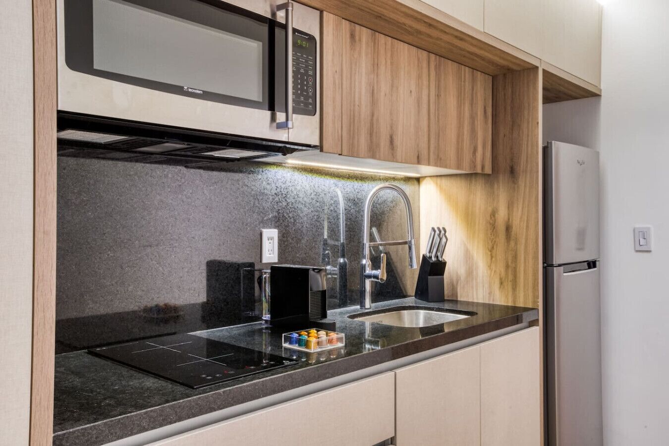 Geladeira, micro-ondas, cooktop, cafeteira/chaleira