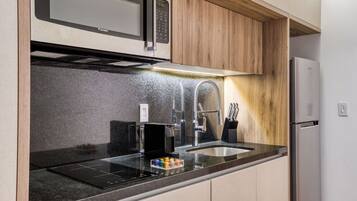 Geladeira, micro-ondas, cooktop, cafeteira/chaleira