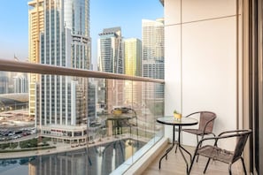 Outdoor dining - FIRST CLASS | 1BR | Serene Lake View Escape (JLT)