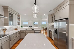 Jääkaappi, mikroaaltouuni, uuni, liesi