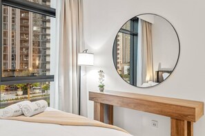 1 bedroom, iron/ironing board, WiFi, bed sheets - FIRST CLASS | 1BR | Creek Escape · Modern Elegance (Dubai Creek Harbour)
