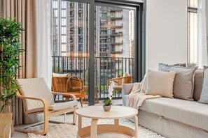 TV - FIRST CLASS | 1BR | Creek Escape · Modern Elegance (Dubai Creek Harbour)