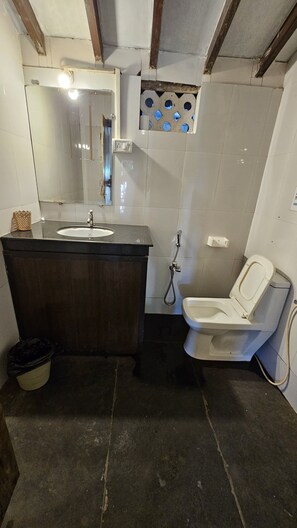 Family Cottage | Bathroom - JOE BANANA STAYS (Anjuna)