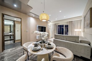 Interior - FIRST CLASS | 1BR | Marina View | Sea & Ain Dubai (Marina)