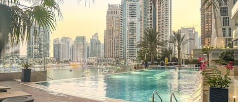حمام سباحة