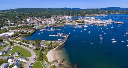 Kimball Apartment, Modern Studio on Main Street Ro