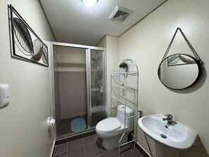 ビデ、タオル、石鹸、トイレットペーパー