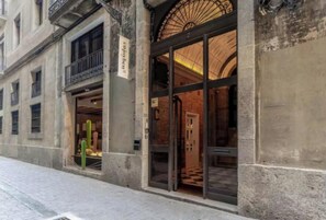 Exterior detail - Sun-Filled Mediterranean Apartment in the Gothic Quarter (Barcelona)