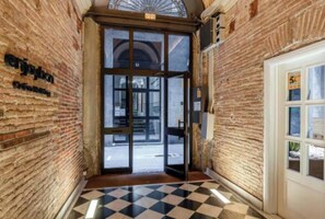 Interior - Sun-Filled Mediterranean Apartment in the Gothic Quarter (Barcelona)