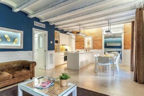 Interior - Sun-Filled Mediterranean Apartment in the Gothic Quarter (Barcelona)