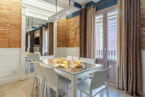 Dining - Sun-Filled Mediterranean Apartment in the Gothic Quarter (Barcelona)