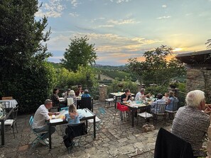 Outdoor dining - Relais Portaluna Maestà / 4BR, Sleeps 8, Garden, Langhe Views, Wifi (Piemonte)