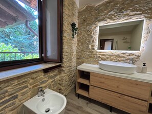 Hair dryer, bidet, towels, soap - Relais Portaluna Maestà / 4BR, Sleeps 8, Garden, Langhe Views, Wifi (Piemonte)