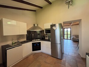 Microwave, oven, stovetop, dishwasher - Relais Portaluna Maestà - fully independent 4 bedroom unit, WIFI, AC, Gardens (Piemonte)
