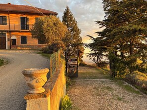Property grounds - Relais Portaluna Maestà / 4BR, Sleeps 8, Garden, Langhe Views, Wifi (Piemonte)