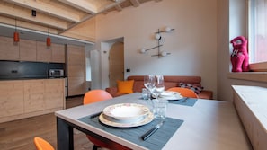Une cuisine moderne avec des meubles en bois et un four à micro-ondes encastré.
