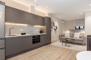 Fridge, microwave, oven, dishwasher - Waou Essence I Bernabeu - Short Term Rental (Madrid)
