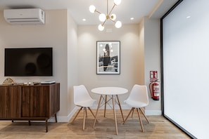 Dining - Waou Essence I Bernabeu - Short Term Rental (Madrid)