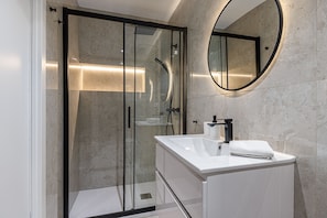 Shower, hair dryer, towels - Waou Essence I Bernabeu - Short Term Rental (Madrid)