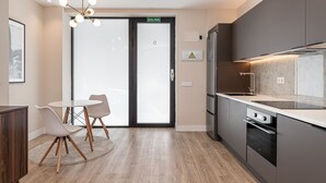 Wasserkocher mit Kaffee-/Teezubehör, Kühlschrank, Mikrowelle, Ofen